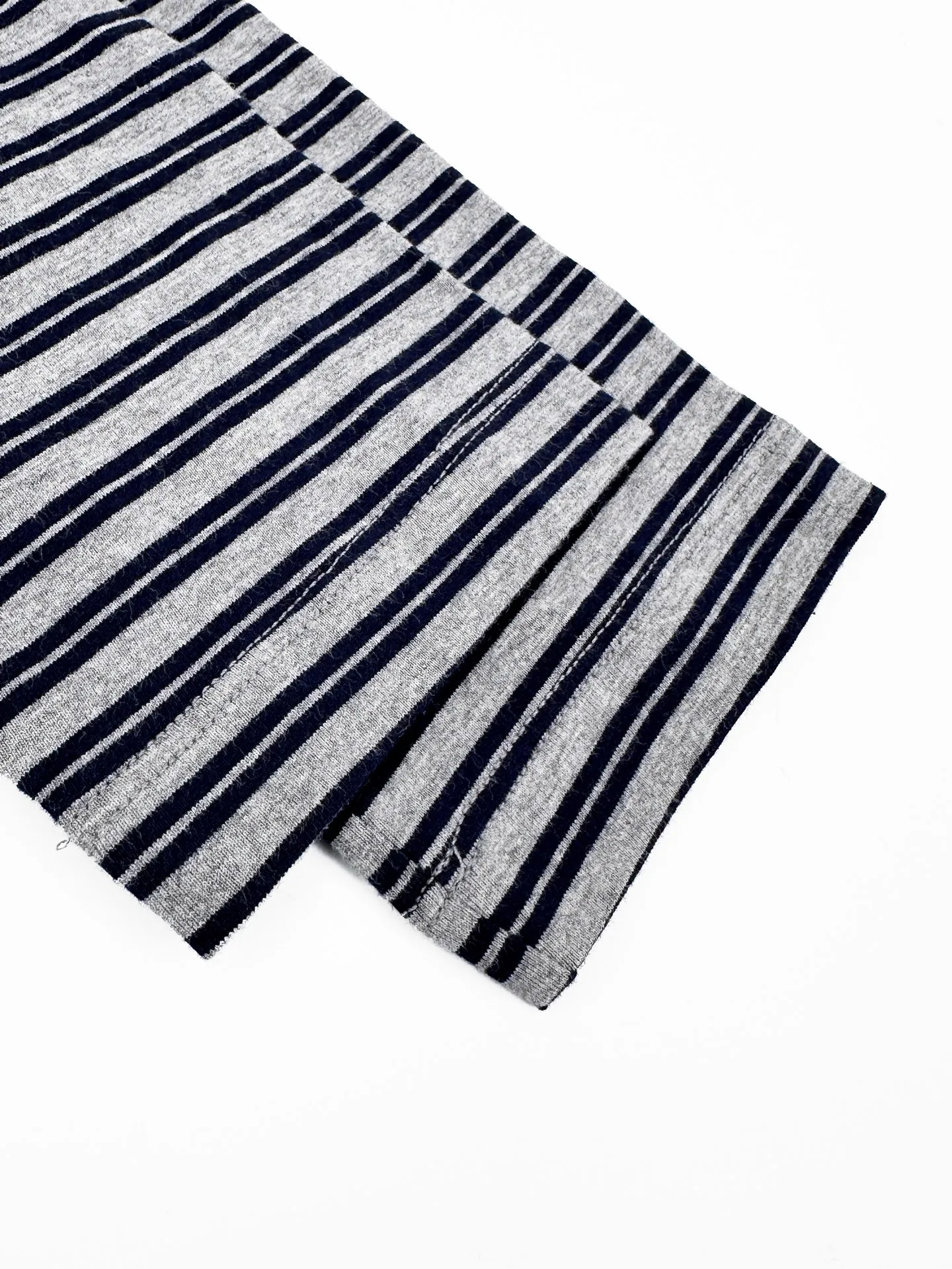 Miu Miu ， Breathable， 。 Navy Blue ， ， ， 。 Miu Miu ， 。 ， ， Retro 。 ， ， ， ， 。 ， ， ， 。U ， ， ； ， Retro 。 ， ， 。 1. “Miu Miu ” 、 。 2. ， ， 。 3. ， ， ， 、 ， 。 ： 1:1 Miu Miu 1:1 Miu Miu ： Size： S M L ： FF 844