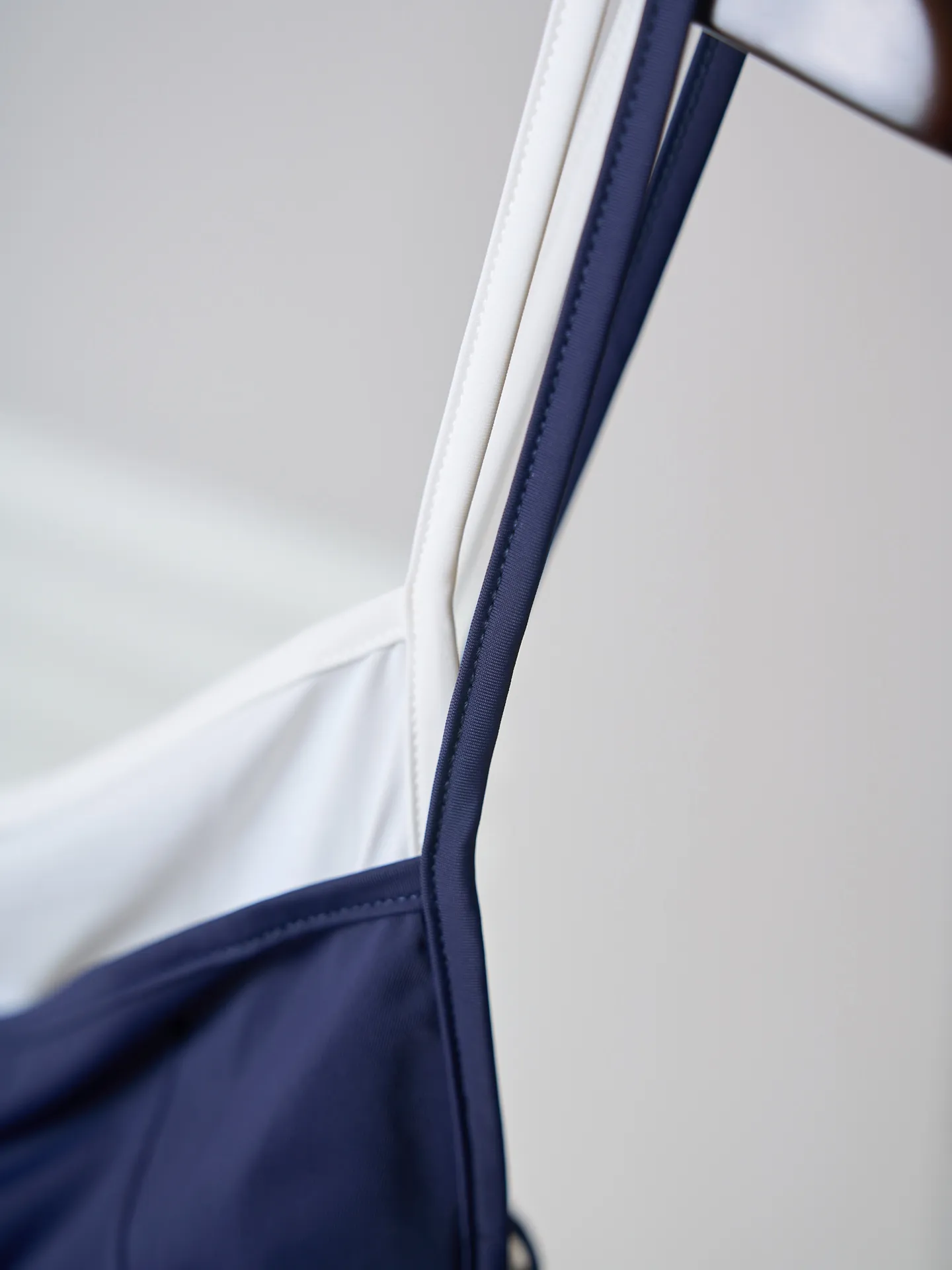 Miu Miu/ 【In Stock】 38 40 42 ， ， 。 Navy Blue ， Retro ， ， ， 。 Miu Miu ， 。 ， U ， ， 。 ， ， 。Navy Blue ， Retro 。 1. ， ， ， ， 。 2. ， ， ， 、