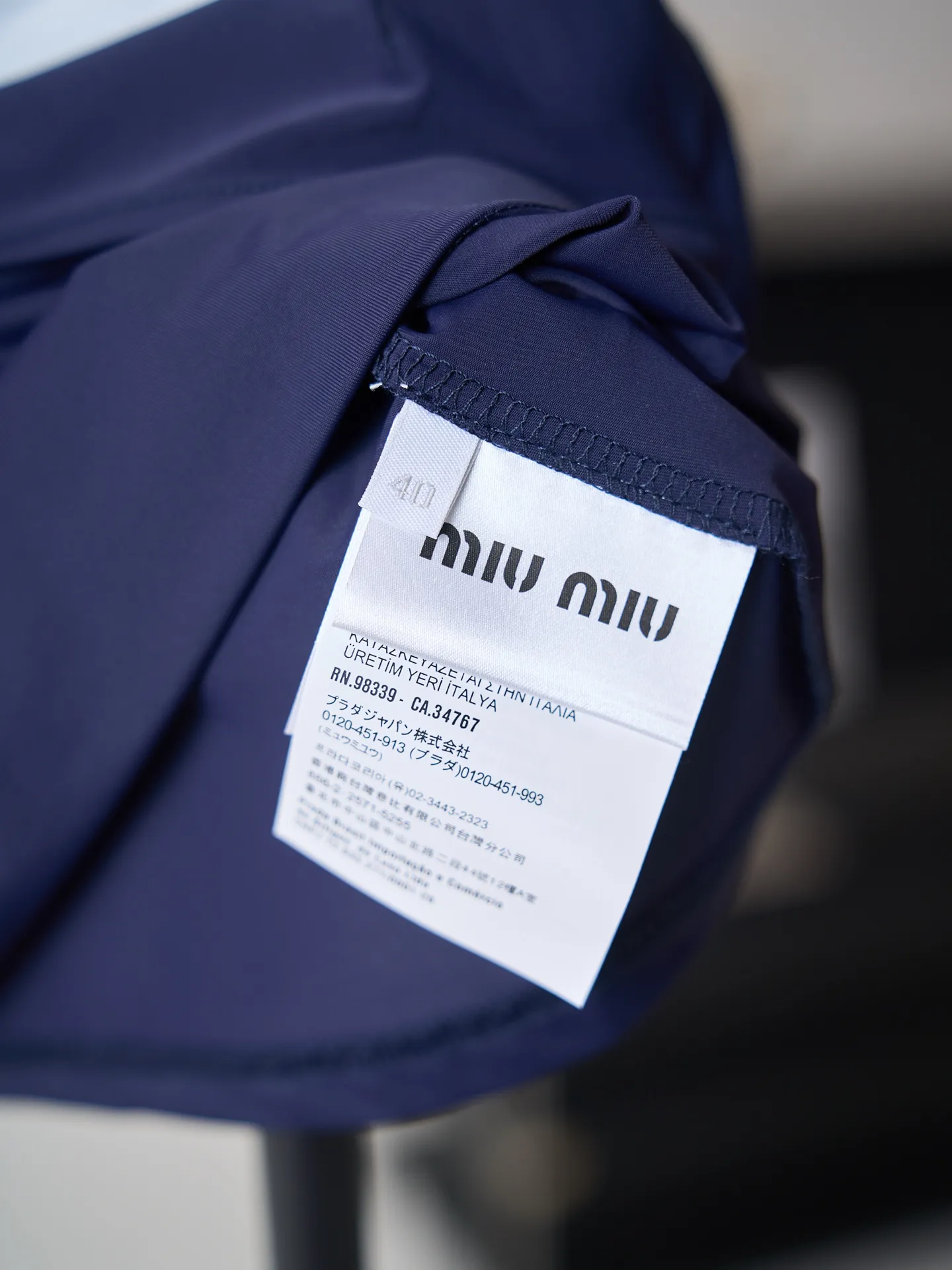 Miu Miu/ 【In Stock】 38 40 42 ， ， 。 Navy Blue ， Retro ， ， ， 。 Miu Miu ， 。 ， U ， ， 。 ， ， 。Navy Blue ， Retro 。 1. ， ， ， ， 。 2. ， ， ， 、